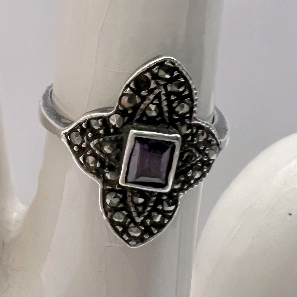 Vintage Sterling Silver 925 Ring With Purple Gem.